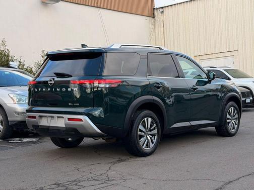2025 Nissan Pathfinder SL 4WD