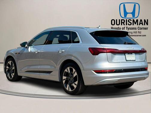 Florett Silver Metallic 2023 Audi e-tron Premium Plus quattro