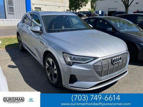 Florett Silver Metallic 2023 Audi e-tron Premium Plus quattro