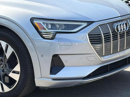Florett Silver Metallic 2023 Audi e-tron Premium Plus quattro