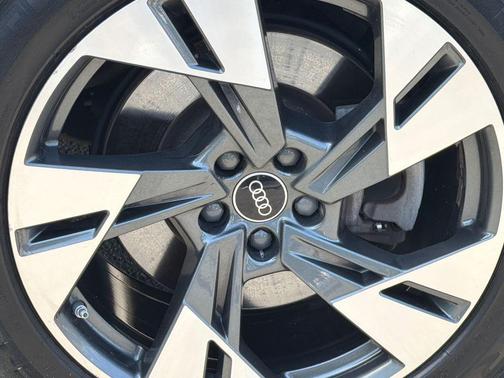 Florett Silver Metallic 2023 Audi e-tron Premium Plus quattro