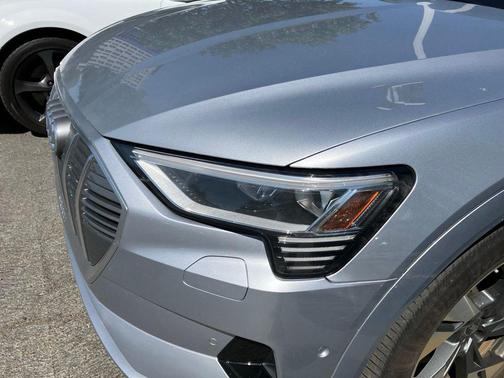 Florett Silver Metallic 2023 Audi e-tron Premium Plus quattro