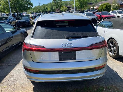 Florett Silver Metallic 2023 Audi e-tron Premium Plus quattro