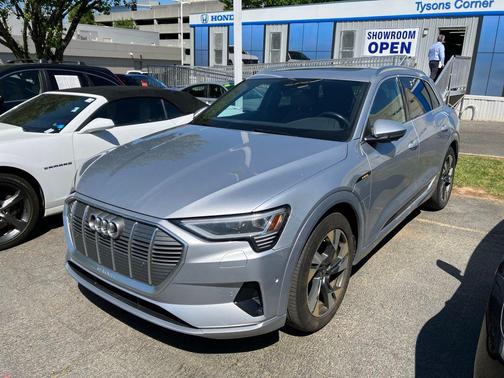 Florett Silver Metallic 2023 Audi e-tron Premium Plus quattro