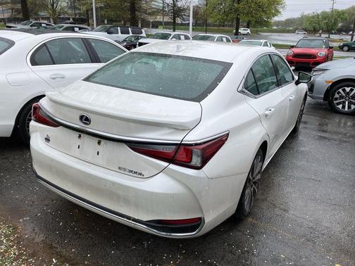 Eminent White Pearl 2021 Lexus ES 300h Base