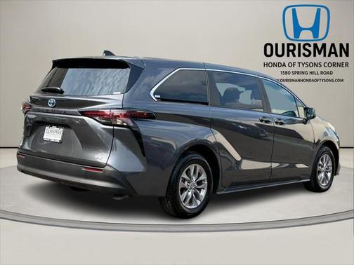 2025 Toyota Sienna LE
