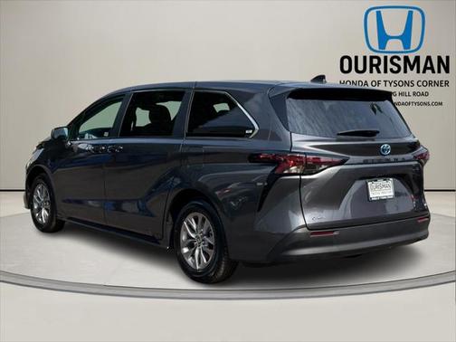 2025 Toyota Sienna LE