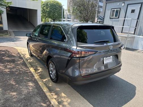 2025 Toyota Sienna LE