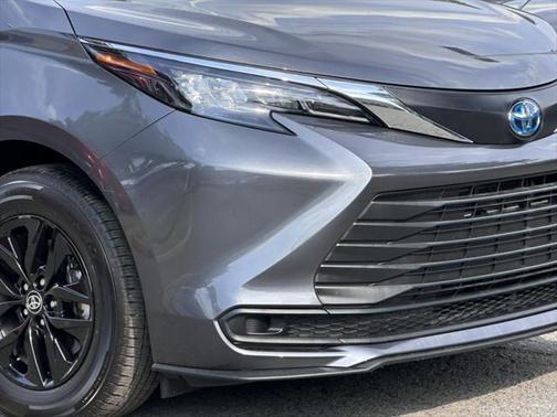 2025 Toyota Sienna LE