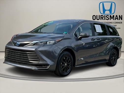 2025 Toyota Sienna LE