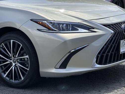 2022 Lexus ES 300h Base