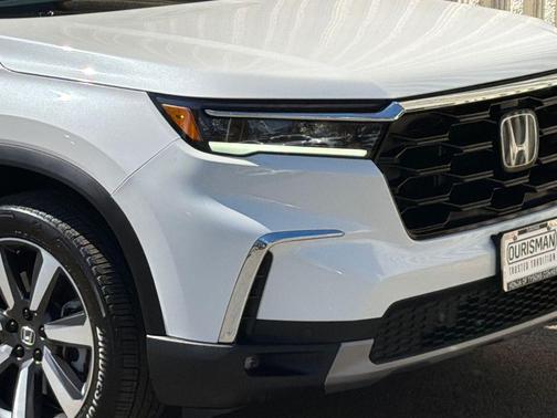 Platinum White Pearl 2025 Honda Pilot Touring 8-Passenger