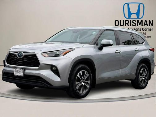 Celestial Silver Metallic 2023 Toyota Highlander Hybrid XLE