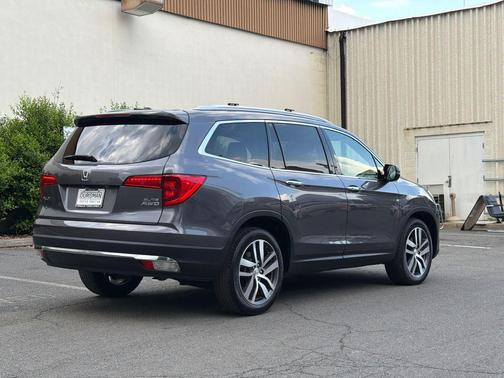 Modern Steel Metallic 2018 Honda Pilot Elite