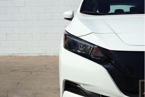 Glacier White 2023 Nissan Leaf S 40 kWh