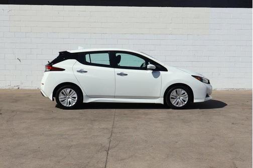 Glacier White 2023 Nissan Leaf S 40 kWh