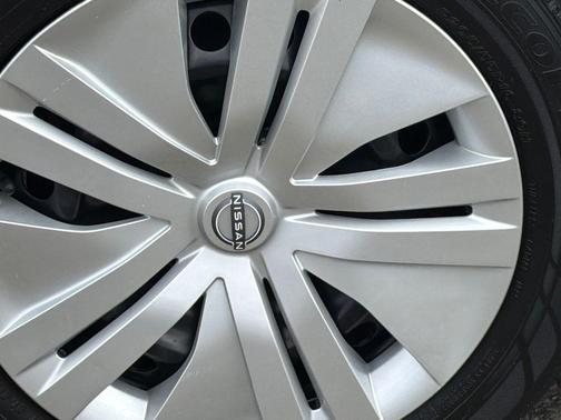 Glacier White 2023 Nissan Leaf S 40 kWh