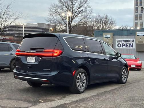 2024 Chrysler Pacifica Hybrid Select