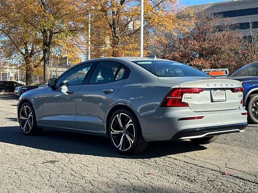 2024 Volvo S60 B5 Ultimate Dark Theme