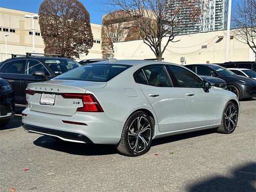 2024 Volvo S60 B5 Ultimate Dark Theme