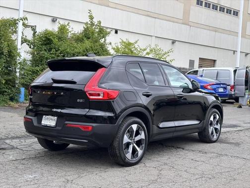 2023 Volvo XC40 B5 Ultimate Dark Theme
