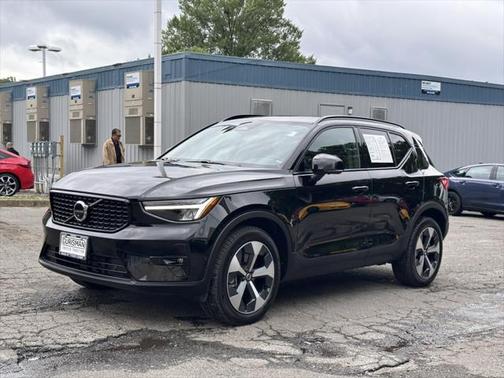 2023 Volvo XC40 B5 Ultimate Dark Theme
