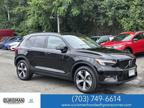 2023 Volvo XC40 B5 Ultimate Dark Theme