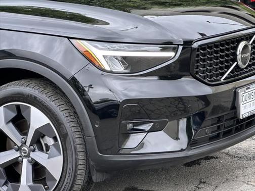 2023 Volvo XC40 B5 Ultimate Dark Theme