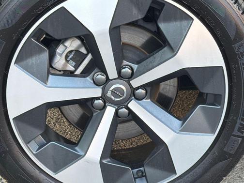 Vapour Gray Metallic 2026 Volvo XC40 Plus, B5 AWD Gas (mild hybrid), Dark