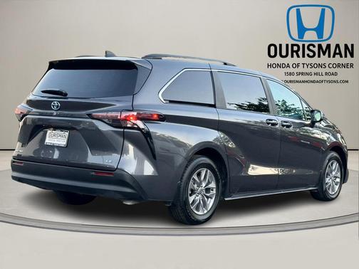 2025 Toyota Sienna LE