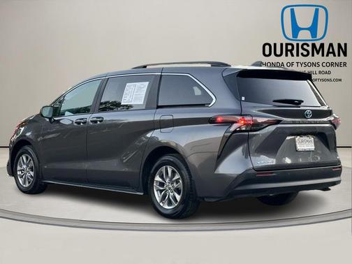 2025 Toyota Sienna LE