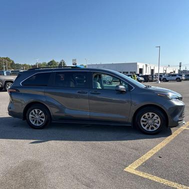 2025 Toyota Sienna LE