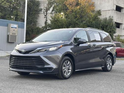 2025 Toyota Sienna LE