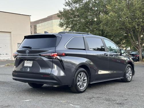 2025 Toyota Sienna LE