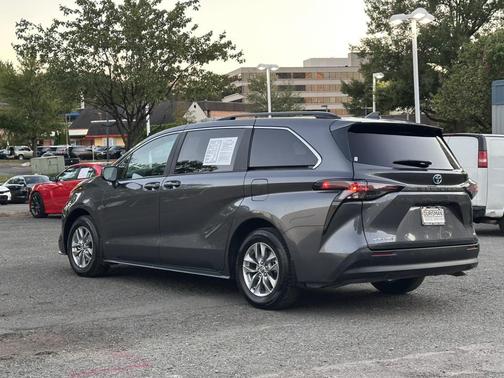 2025 Toyota Sienna LE