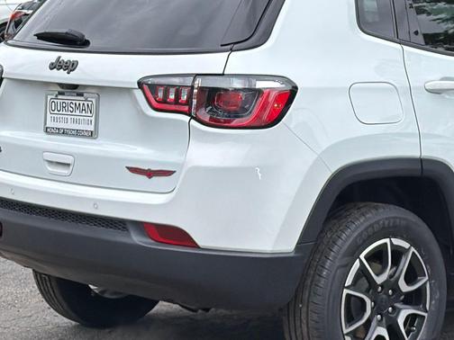 Bright White Clearcoat 2024 Jeep Compass Trailhawk