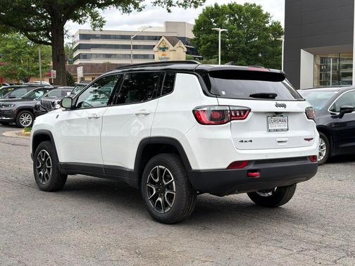 Bright White Clearcoat 2024 Jeep Compass Trailhawk