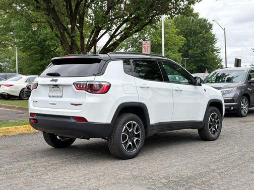 Bright White Clearcoat 2024 Jeep Compass Trailhawk