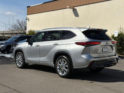 2022 Toyota Highlander Hybrid Limited