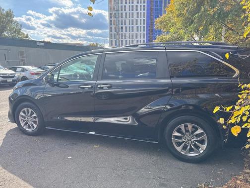 2022 Toyota Sienna XLE