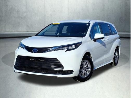 2024 Toyota Sienna LE