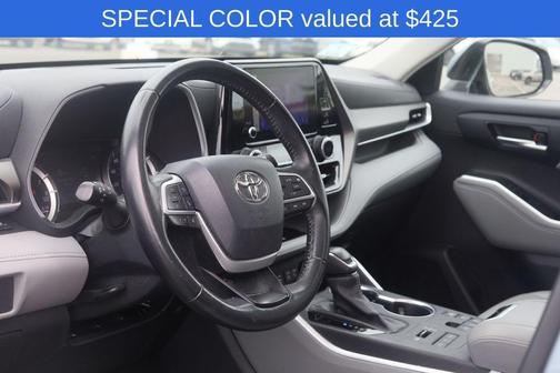 Moon Dust 2023 Toyota Highlander XLE