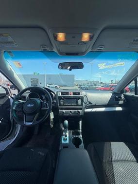 Crystal White Pearl 2018 Subaru Outback 2.5i