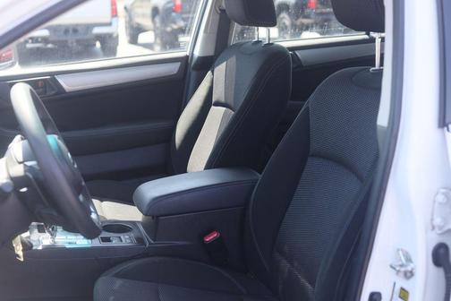 Crystal White Pearl 2018 Subaru Outback 2.5i