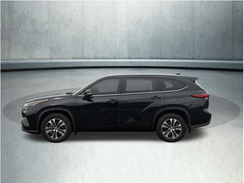 Midnight Black Metallic 2021 Toyota Highlander XLE