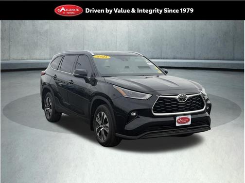 Midnight Black Metallic 2021 Toyota Highlander XLE
