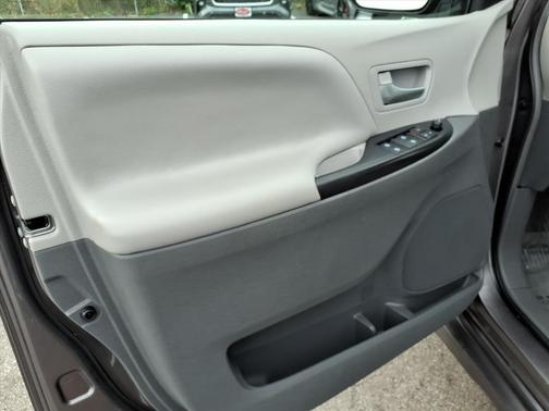 2019 Toyota Sienna LE