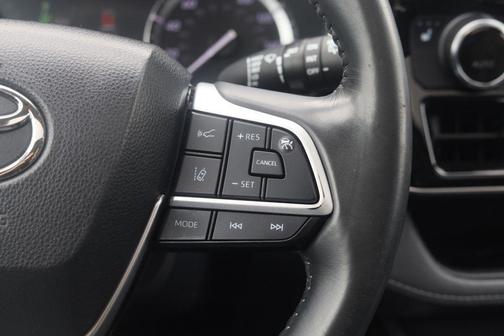 Midnight Black Metallic 2022 Toyota Highlander XLE
