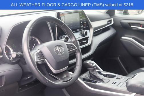 Midnight Black Metallic 2022 Toyota Highlander XLE