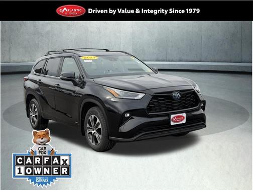 Midnight Black Metallic 2023 Toyota Highlander Hybrid XLE